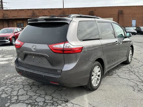Used 2017 Toyota Sienna XLE Premium image 8