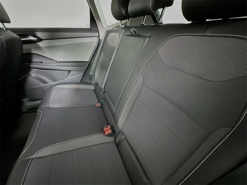 Used 2023 Volkswagen Taos SE w/ Panoramic Sunroof Package image 4