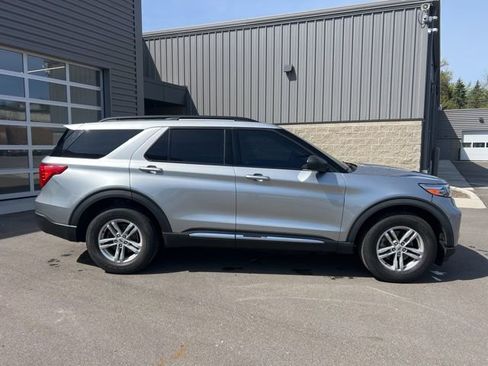 Used 2021 Ford Explorer XLT w/ Equipment Group 202A AWD/4WD image 4