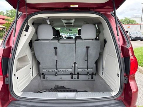 Used 2011 Volkswagen Routan SE FWD image 22
