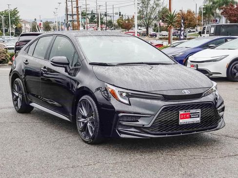 Used 2025 Toyota Corolla SE image 3
