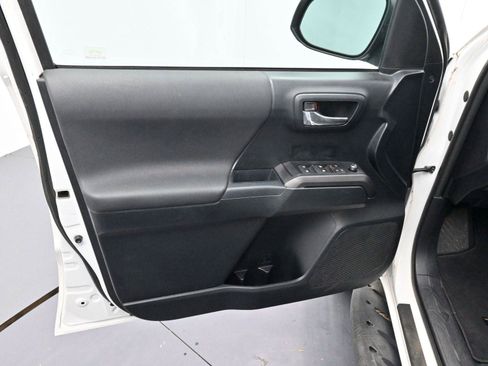 Used 2017 Toyota Tacoma TRD Off-Road image 9