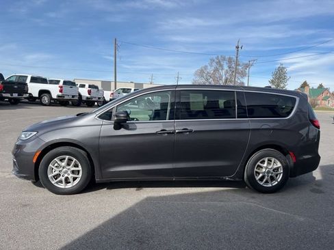 Used 2023 Chrysler Pacifica Touring-L image 8