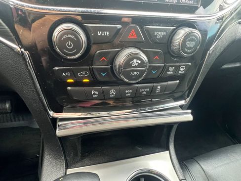 Used 2021 Jeep Grand Cherokee Limited image 24