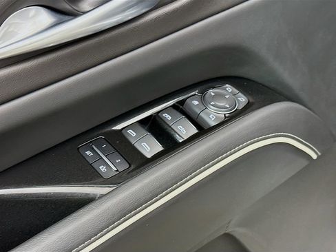 Used 2022 Cadillac Escalade Premium Luxury AWD/4WD image 19