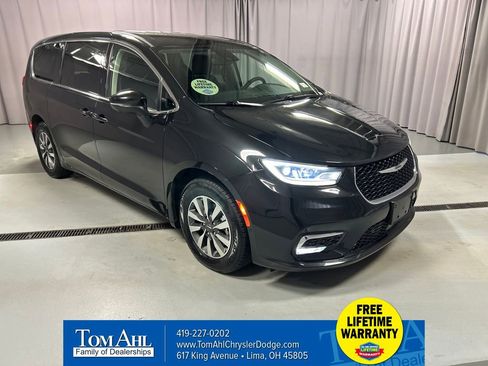 Used 2023 Chrysler Pacifica Touring-L image 1