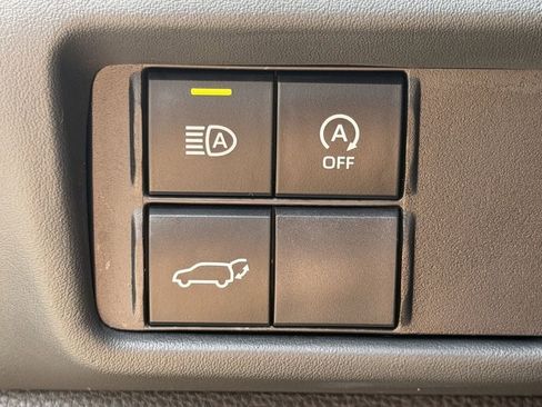 Used 2025 Toyota Highlander LE FWD image 25