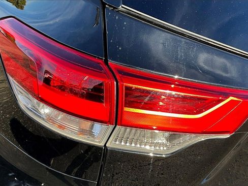 Used 2018 Toyota Highlander XLE image 30