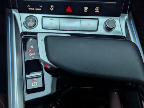 Used 2021 Audi e-tron Prestige image 36
