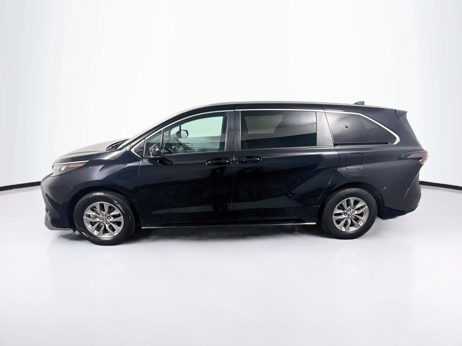 Used 2025 Toyota Sienna LE FWD image 2