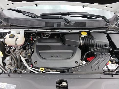 Used 2025 Chrysler Pacifica Limited FWD image 34