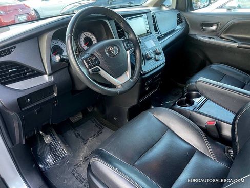 Used 2018 Toyota Sienna SE Premium image 18
