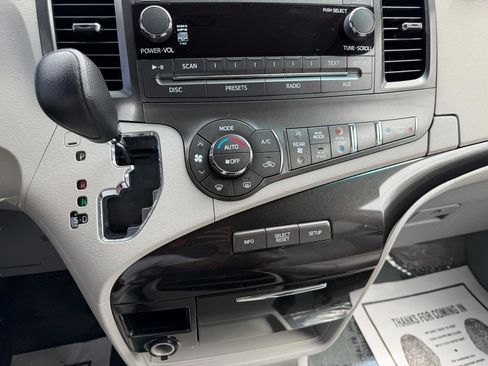 Used 2014 Toyota Sienna LE image 36