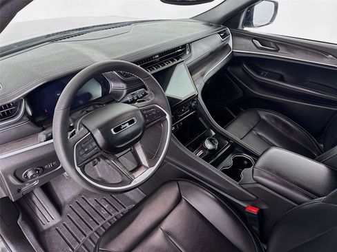 Used 2024 Jeep Grand Cherokee Limited image 10