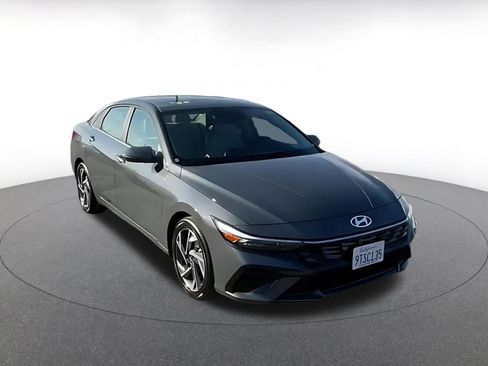 Used 2025 Hyundai Elantra Limited image 3