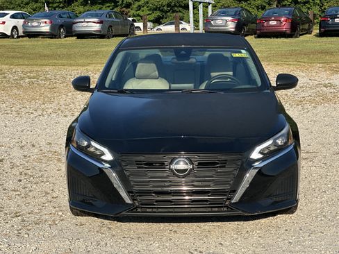 Used 2025 Nissan Altima 2.5 SV FWD image 2