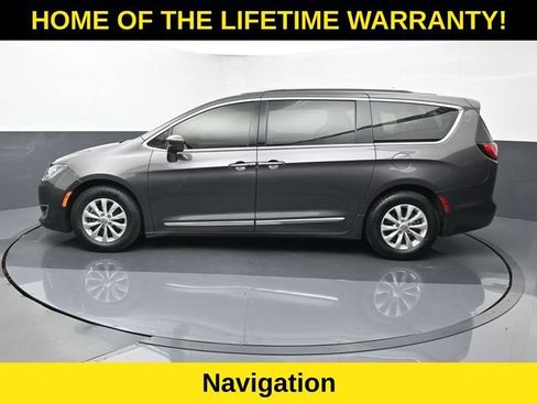Used 2018 Chrysler Pacifica Touring-L Plus FWD image 4