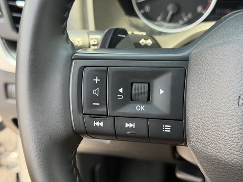 Used 2025 Nissan Rogue SV AWD/4WD image 26
