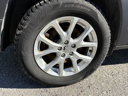 Used 2018 Jeep Cherokee Latitude w/ Cold Weather Group AWD/4WD image 23