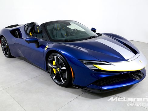 Used 2022 Ferrari SF90 Spider image 4