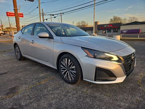 Used 2023 Nissan Altima 2.5 SV image 2