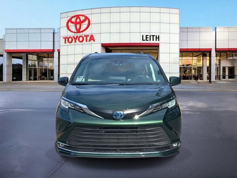 Used 2021 Toyota Sienna XLE image 2