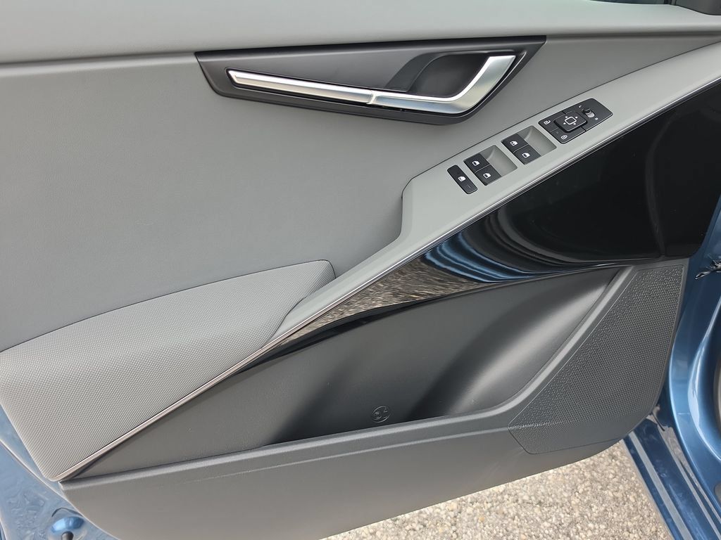 New 2026 Kia Niro EX FWD image 17