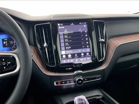 Certified 2023 Volvo XC60 T8 Ultimate w/ Climate Package AWD/4WD image 7