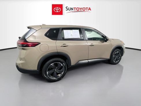 Used 2025 Nissan Rogue SV FWD image 4