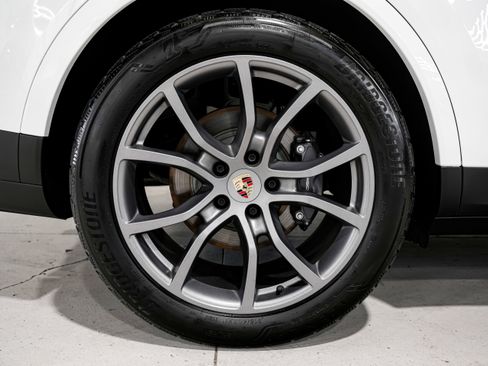 Used 2024 Porsche Cayenne w/ Premium Package Plus image 54