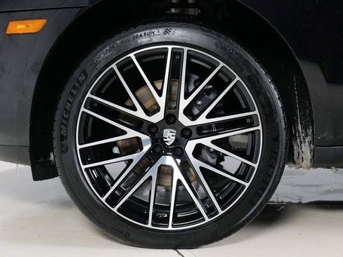 Certified 2025 Porsche Macan image 35