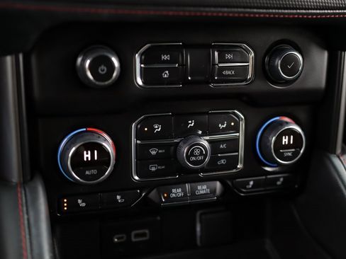 Used 2022 Chevrolet Suburban RST w/ Luxury Package image 18