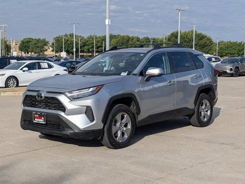 Used 2022 Toyota RAV4 XLE AWD/4WD image 9