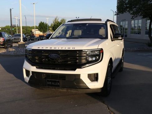 Used 2025 Ford Expedition Active AWD/4WD image 3