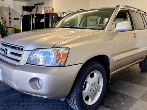 Used 2005 Toyota Highlander 4WD V6 w/ 3rd Row image 7