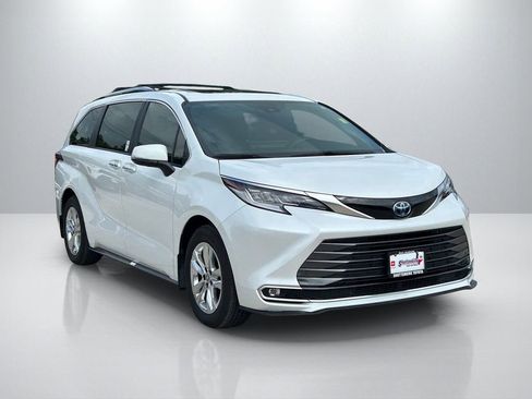 Used 2025 Toyota Sienna Limited AWD/4WD image 3
