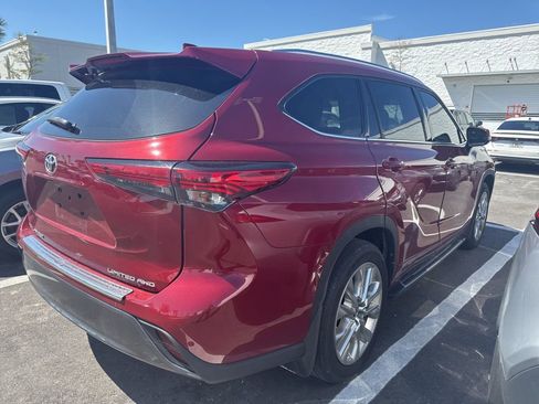 Used 2022 Toyota Highlander Limited image 4