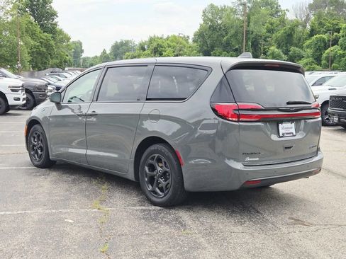Used 2022 Chrysler Pacifica Limited w/ S Appearance Package FWD image 5