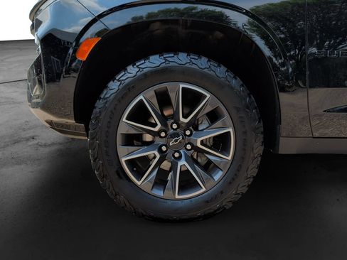 Used 2022 Chevrolet Suburban Z71 w/ Z71 Off-Road Package AWD/4WD image 9