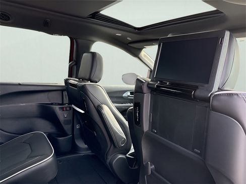 New 2026 Chrysler Pacifica Limited w/ Uconnect Theater Family Group image 15