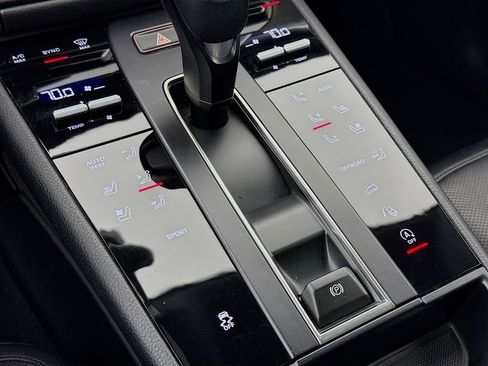 Certified 2024 Porsche Macan AWD/4WD image 22