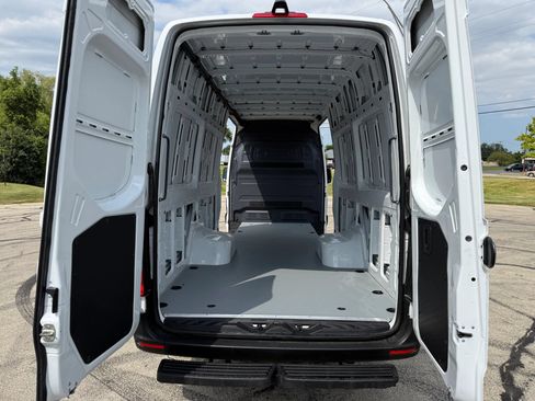 Used 2021 Mercedes-Benz Sprinter 4500 image 9