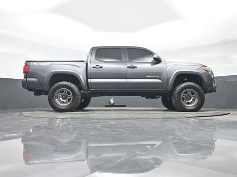 Used 2017 Toyota Tacoma TRD Sport w/ Tow Package (A/T) AWD/4WD image 31