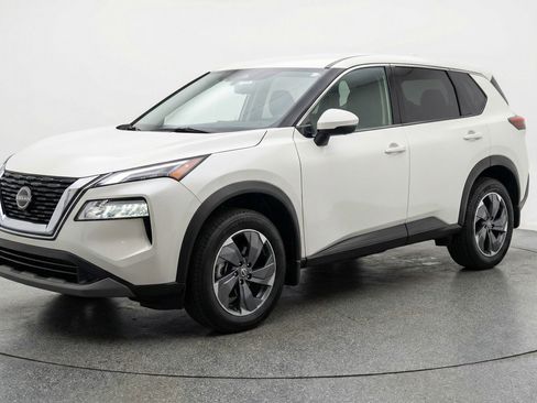 Used 2025 Nissan Rogue SV image 3