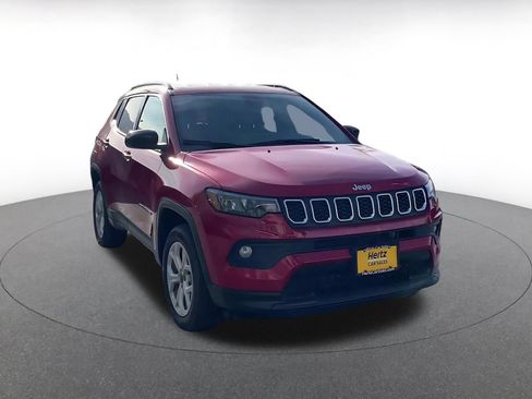 Used 2025 Jeep Compass Latitude AWD/4WD image 3