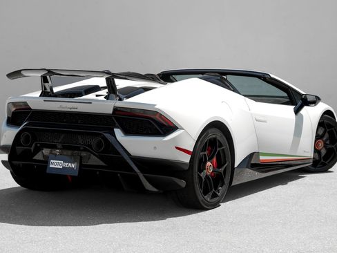 Used 2018 Lamborghini Huracan Performante AWD/4WD image 3
