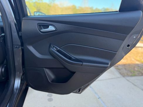 Used 2016 Ford Focus SE w/ SE Cold Weather Package image 31