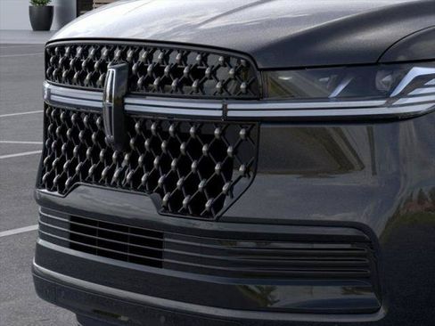 New 2026 Lincoln Navigator L Black Label AWD/4WD image 17