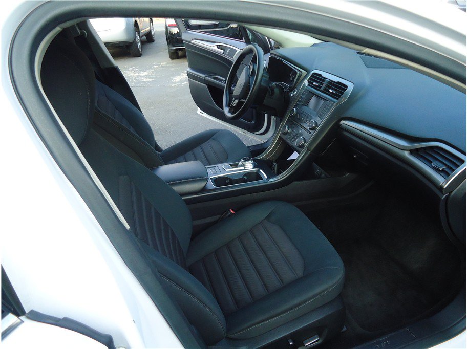 Used 2018 Ford Fusion SE FWD image 16