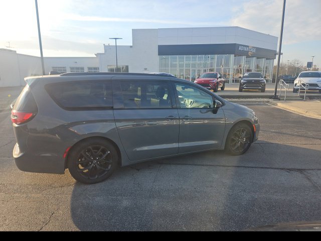 Used 2025 Chrysler Pacifica Limited FWD image 1